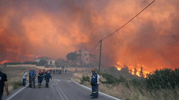Haos pe o insulă din Grecia! Focul face ravagii, sute de oameni evacuați