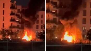 O mașină a luat foc și a ars ca o torță în parcarea unor blocuri din Ploiești | VIDEO