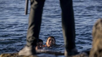 „Nu ne lăsați singuri”. 54 de copii au înotat din Maroc până în enclava spaniolă Ceuta, pe mare agitată și ceață