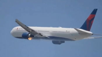VIDEO Momente de groază la bordul unui avion cu 273 de pasageri la bord- Aterizare de urgență cu un motor în flăcări