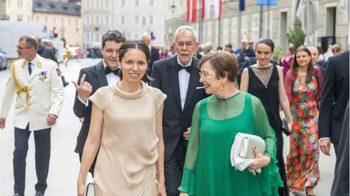 Cum a apărut Nicușor Dan împreună cu familia, la prima vizită oficială externă. Aceștia au participat la Festivalul (…)