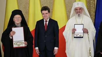 Bartolomeu I, decorat de Nicușor Dan după sfințirea Catedralei Neamului: „România trăieşte un moment istoric”