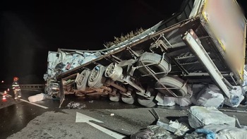 Grav accident de circulație pe DN1 în Bihor. Două camioane s-au ciocnit, doi bărbați au primit îngrijiri medicale