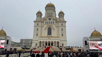 Zeci de mii de pelerini din toată ţara, la slujba de sfinţire a Catedralei Naţionale, cea mai mare catedrală (…)