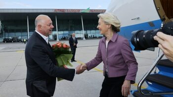 Peripețiile Ursulei von der Leyen deasupra Bulgariei. „Nu avem radar”, i-a spus turnul de control din Plovdiv