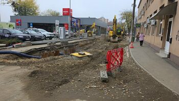 Miros înțepător pe strada Sovata. Avaria la rețeaua de canalizare va fi finalizată până la finalul anului