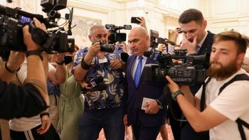 În România, premierul Bolojan vrea să repare finanțele publice, iar AUR vede o ocazie să-i vină de hac