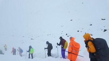 Peste 200 de excursioniști sunt încă blocați după viscolul care a lovit Muntele Everest
