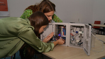 Două tinere din România, medaliate cu aur la Londra pentru o inovație care poate schimba agricultura