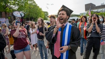Trump vrea să scurteze valabilitatea vizei studențești. La început de an școlar, o nouă lovitură pentru (…)
