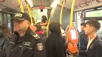 Oraşul din ţară unde elevii merg la şcoală gratis, cu Poliţia, în autobuze speciale. 