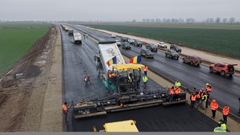 Primul kilometru din Autostrada Transilvania pe sectorul Chiribiș-Biharia are asfalt. Muncitorii lucrează la foc (…)