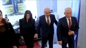 Purtătoarea de cuvânt a Guvernului o numește „soția domnului Ilie Bolojan” pe actuala parteneră a premierului