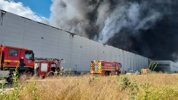 ISU Giurgiu: Incendiu la o hală din incinta unui parc logistic situat la km 23 al Autostrăzii A1