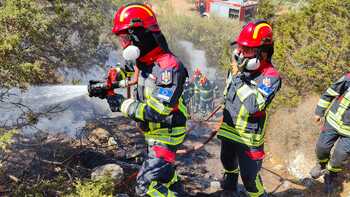 IGSU: Pompierii români participă la stingerea unui incendiu dintr-o zonă industrială de lângă Atena