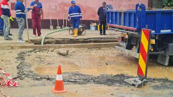 Restricții de circulație pe strada Sulyok István din Oradea. Muncitorii din zonă au avariat conducta de apă