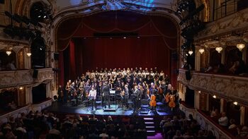 Aplauze îndelungi la finalul concertului vocal-simfonic „Axion Esti”, prezentat în premieră naţională la Oradea