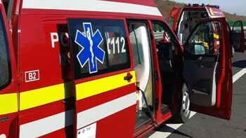 Plan roșu de intervenție activat: Un microbuz în care erau 12 persoane s-a ciocnit cu o mașină