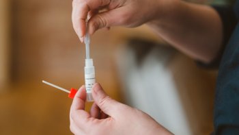 Un fost deputat din Croaţia şi fiul său, acuzaţi că au vândut peste un milion de teste COVID-19 contrafăcute