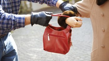 Femeie agresată și jefuită într-un autoturism la Horezu. Agresorul, prins ascuns într-un șanț pe DN 67