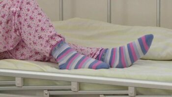 O fată de 11 ani, înfiată în urmă cu opt ani, în stare gravă la spital cu semne de malnutriţie