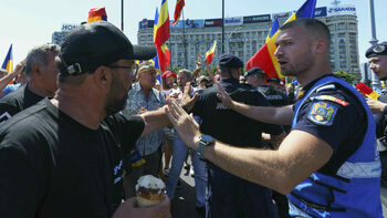 Protest tensionat în Piaţa Victoriei: îmbrânceli cu jandarmii, cartofi aduşi în dubă şi un bărbat prins cu cuţit