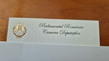 Camera Deputaților: Cărţile de vizită sunt realizate cu folie aurie, nu cu foiţă de aur