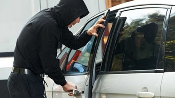 Doi elevi din Marghita, judecați pentru furturi din autoturisme. Unul și-a lăsat amprentele în toate mașinile „vizitate”