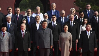 Scandalul momentului în România. Năstase și Dăncilă, surprinși într-o fotografie alături de Vladimir Putin, Kim Jong (…)