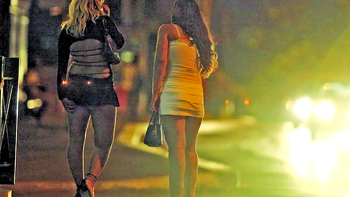 Două tinere au fost obligate să-l satisfacă sexual prin telefon pe un proxenet arestat