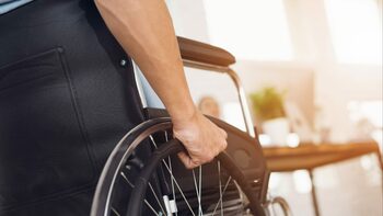 Cine poate rămâne fără pensia de handicap? Legea de care trebuie să țină cont toți beneficiarii