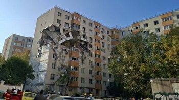 Explozie puternică într-un bloc, la București, cu morți și răniți. Cauza probabilă: gazul