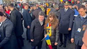 Nicușor Dan, baie de mulțime de două ore după parada de 1 Decembrie. Ce i-au transmis românii