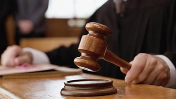 Acuzați de șantaj sexual cu ajutorul unui minor, doi bărbați au fost puși, a doua oară, sub control judiciar