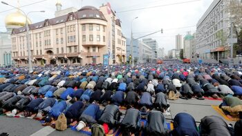 Rugăciunea musulmană în public, o practică tot mai puțin tolerată de ruși