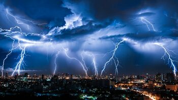 Furtuni puternice în următoarele ore, cu grindină și averse torențiale. Meteorologii au emis noi alerte de vreme (…)