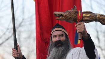Aflat în arest la Rahova, „Stegarul dac” s-a căţărat pe acoperişul bucătăriei Penitenciarului. El riscă zece zile la (…)