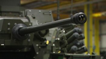 Scump, zgomotos și cu 8 ani prea târziu. Mai e noul vehicul de luptă al armatei britanice bun de ceva?