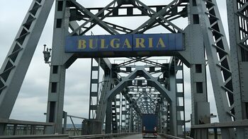 Cât așteaptă românii care pleacă în vacanță la Podul Prietenei. Cozi uriașe la Giurgiu-Ruse