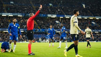 Catalanii l-au călcat în picioare pe Araujo după ce a luat roșu în Chelsea – Barcelona: „Lamentabil! Stupid!”