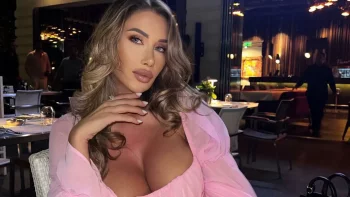 Ce cadouri i-a făcut milionarul fugit din România iubitei sale, care e cu 24 de ani mai tânără, de ziua ei