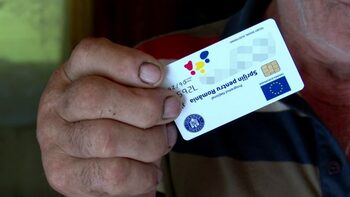 Ce se întâmplă cu cardurile sociale din 2026: vești importante pentru pensionari și familiile cu venituri mici