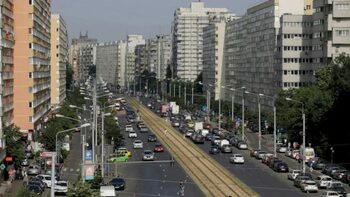 Ce sunt tuburile metalice aurii montate de curând pe clădirile din centrul Bucureştiului? Trecătorii le văd, însă nu (…)