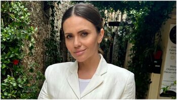 Cristina Şișcanu s-a filmat în camera de hotel, înainte de a merge la cină. A vrut să prezinte rochia, însă fanii nu (…)