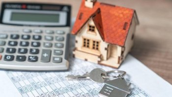 Cu câți bani rămâi în mână dacă vinzi o locuință. Impozitul nu mai depinde de preț, noua lege schimbă total calculele