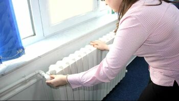 Cum să păstrezi căldura într-un apartament din bloc vechi fără să dai drumul la calorifer la maximum