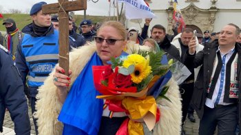 Bizareriile ”suveraniștilor” la Alba Iulia: Susținătorii lui George Simion i-au cântat ”Călin Georgescu președinte” (…)