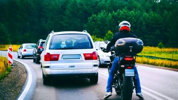 Distanța corectă față de mașina din față la drum lung. Greșeala uriașă care duce des la accidente. Titi Aur: “Se (…)