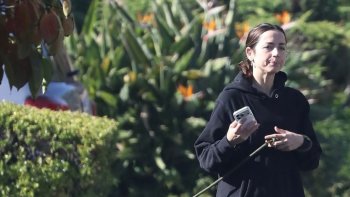 E considerată una dintre cele mai frumoase femei din lume, însă când iese pe stradă e de nerecunoscut. A cucerit cei (…)