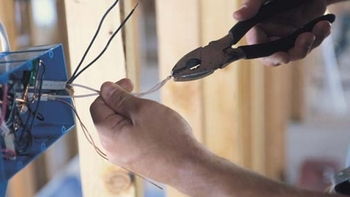 Un tânăr de 18 ani a murit electrocutat când monta un cablu tv